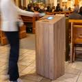 Kiosko de madera dentro de iglesia para recibir donativos digitales con tarjeta.